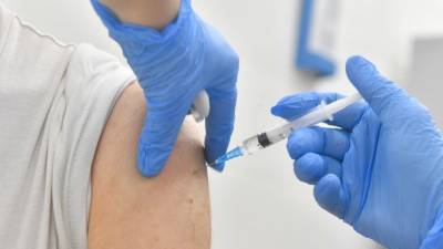 Российский врач заявил о безвредности вакцины "Спутник V"