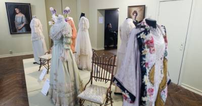 Изящные убийства булавками и 40 роскошных нарядов: Александр Васильев открыл модную выставку в Калининграде