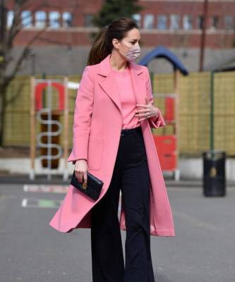 И снова розовый: Кейт Миддлтон в невероятно красивом пальто оттенка жвачки