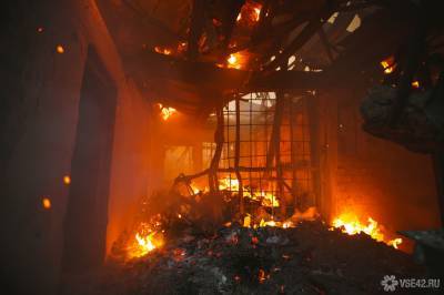Производственное здание с кислородными баллонами загорелось в Омске