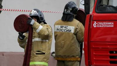 В Омске произошел пожар в здании с кислородными баллонами