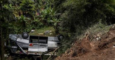 В Индонезии школьный автобус в пропасть: погибли 27 человек, большинство — дети (ФОТО)