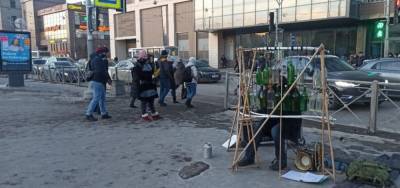 Уличный музыкант сыграл на бутылках у «Ломоносовской»