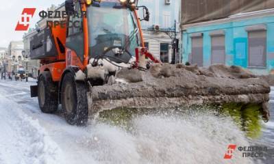 Власти Екатеринбурга для уборки снега вывели на дороги «зеленую волну»