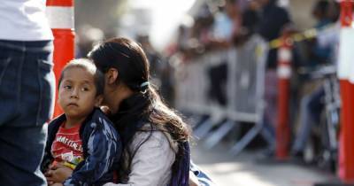 На границе США с Мексикой фиксируют значительное увеличение количества мигрантов: Байдена обвиняют в бездействии