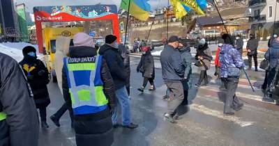 Предприниматели устроили акцию протеста на въезде в "Буковель" (фото, видео)