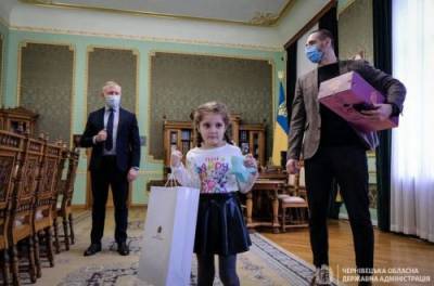 Девочку, которую в детсаду оставили без подарка к празднику, поздравил Зеленский. ФОТО