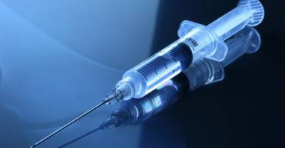 Регулятор ЕС рекомендовал европейцам продолжать прививаться противоковидной вакциной AstraZeneca