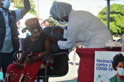 Год с ковидом: как проходит вакцинация в разных странах мира