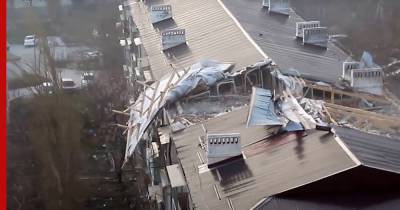 Ураган в Новороссийске срывал крыши и бросал мусорные контейнеры: видео