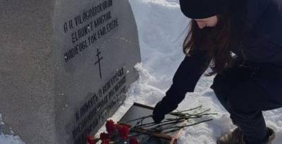 Перепутали: В России фанаты Путина возложили цветы на могилу гитлеровских солдат