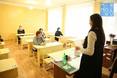 Более 600 родителей выпускников региона сдали ЕГЭ по русскому языку