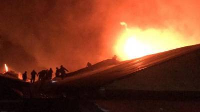 В Барнауле тушат крупный пожар на складе