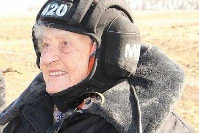 99-летняя ветеран проехалась на танке и обратилась к молодежи