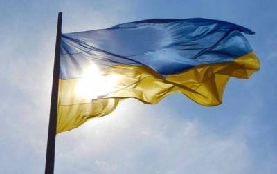 Самый большой флаг Украины опять приспустили