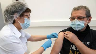 Попова заявила о необходимости первыми вакцинировать пожилых россиян