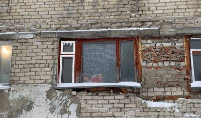 Жители расселенного дома на Ставропольской больше двух лет жаловались на разрушения