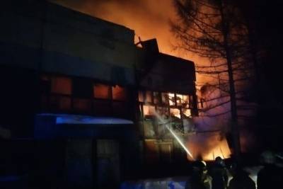 Пожарные потушили в Омске пожар на крупном складе