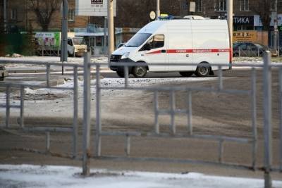 Скорая помощь застряла в неочищенном от снега дворе в Новосибирске