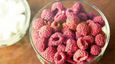 Диетологи назвали ягоду, снижающую риск развития онкологии