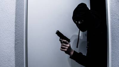 Полиция Петербурга ищет вооруженных грабителей офиса микрозаймов
