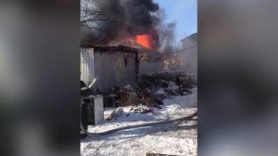 Новости на "России 24". Росгвардейцы в Колпино вытащили людей из горящего здания