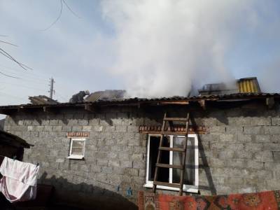 В Астраханской области 11 человек тушили загоревшийся дом