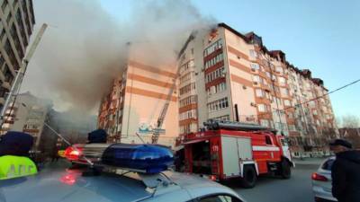 Тушение пожара в многоэтажке в Анапе осложняет ветер