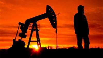 Нефть коррекционно дешевеет 12 марта после роста днём ранее