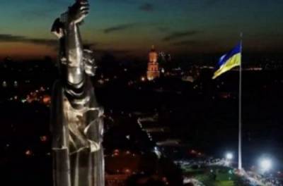 В Киеве самый большой флаг Украины припустили второй раз за неделю и вот почему