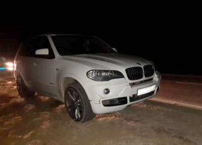На трассе под Астраханью водитель BMW сбил мужчину