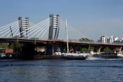 В полиции объяснили причину скопления такси на мосту Бетанкура