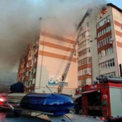 В Анапе несколько часов продолжается тушение пожара в восьмиэтажном доме