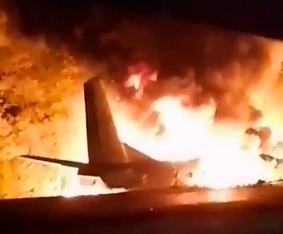 Под Киевом военный самолет столкнулся с автомобилем и загорелся