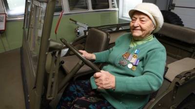 «Железная бабушка» Мария Колтакова освоила танк в 99 лет