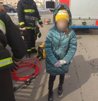 В Гродно маленькая девочка застряла в лафете, на помощь пришли спасатели (+видео)
