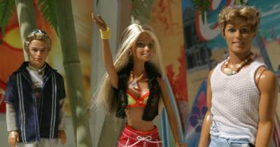 Приятелю Барби — Кену исполнилось 60 лет: как менялся стиль популярной куклы - tsn.ua - Англия