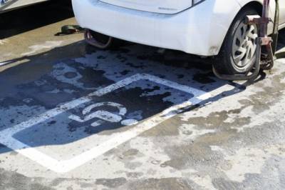 Автомобилисты Хабаровска получили штраф за парковку на месте для инвалидов