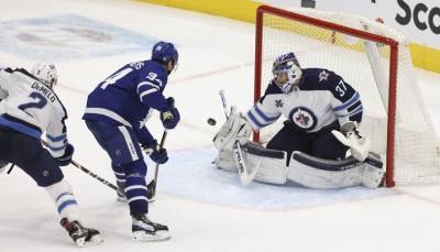 НХЛ: разгромные победы Каролины и Бостона, Торонто обыграл Виннипег