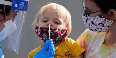 За сутки COVID-19 заразилось рекордное число украинских детей и медиков