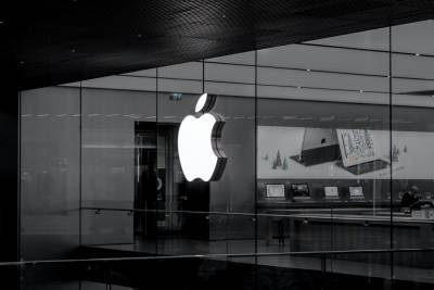 Apple подала в суд на бывшего работника: он работал в компании 11 лет