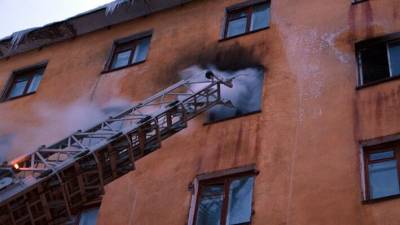Пожарные тушат огонь в здании НИИ металлургии и материалов в Екатеринбурге