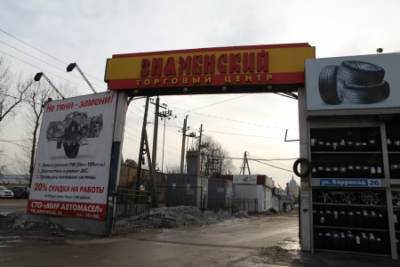 В Иркутске на рынке «Знаменский» начали сносить незаконную постройку