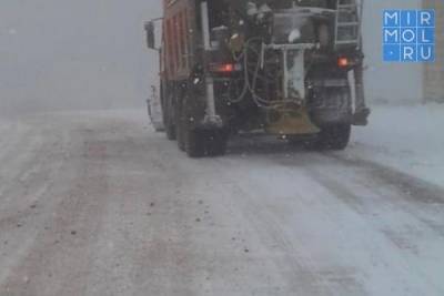 Дороги в Дагестане от снега чистят более 300 единиц спецтехники