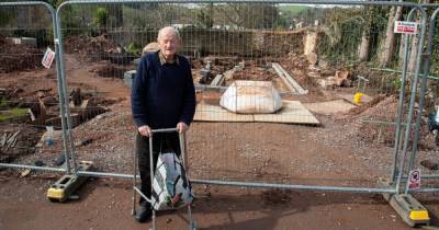 Британский пенсионер нашел на своем заднем дворе остатки 700-летнего дворца