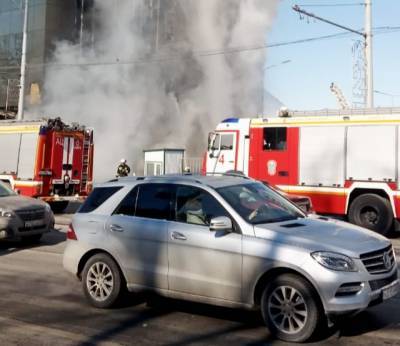 Людей эвакуируют из горящего в центре Самары здания офисного центра "Скала"