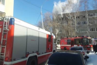 В Екатеринбурге загорелось здание института металлургии