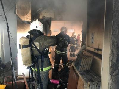 Во время пожара в НИИ в Екатеринбурге погиб 63-летний мужчина: он выпрыгнул из окна