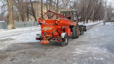 Тротуары Ульяновска обрабатывают песко-соляной смесью