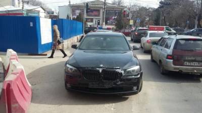 В Крыму задержали пьяных мужчин, которые сбили на BMW полицейского, убегая из кафе